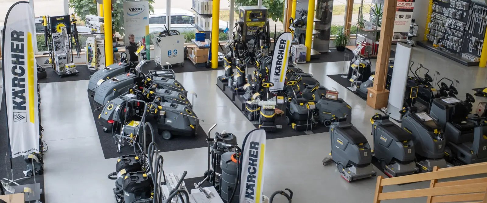 Ausstellung im Kärcher Center Cotraco mit Scheuersaugmaschinen, Kehrmaschinen und Industriesaugern