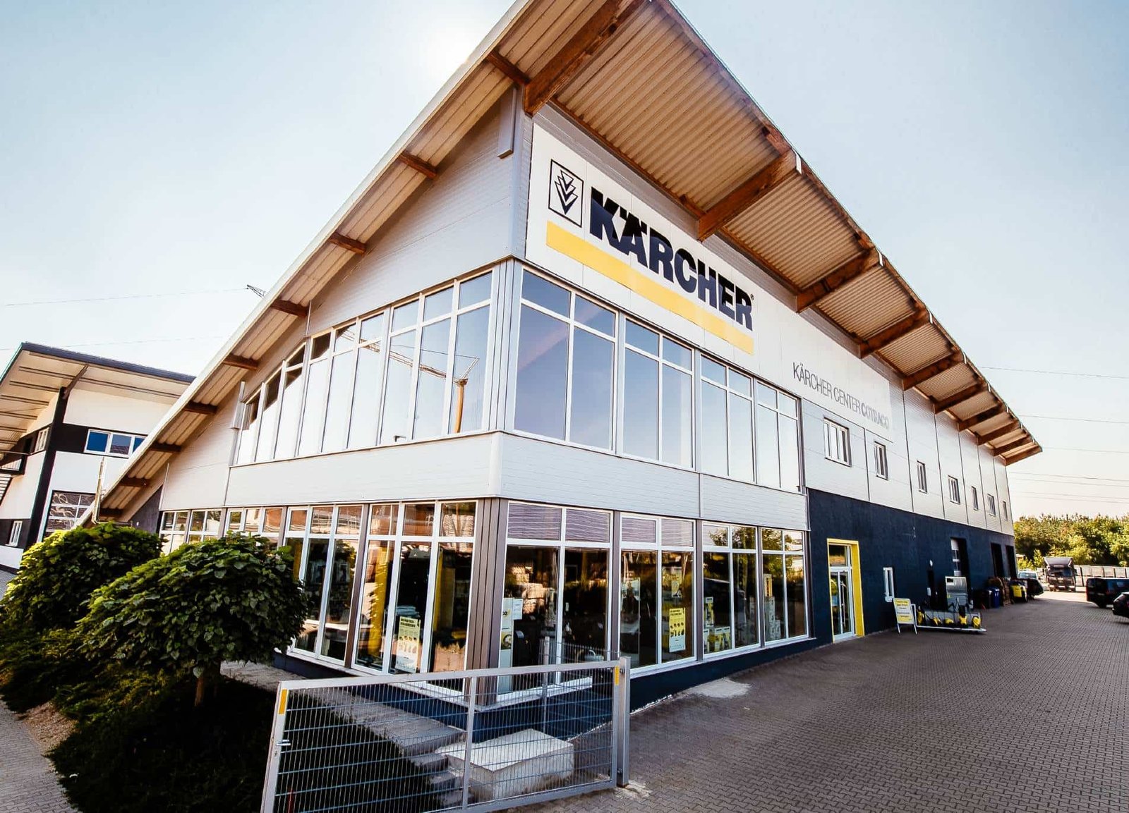 Kärcher Center Cotraco in Abensberg — Firmengebäude mit Ausstellung und Werkstatt